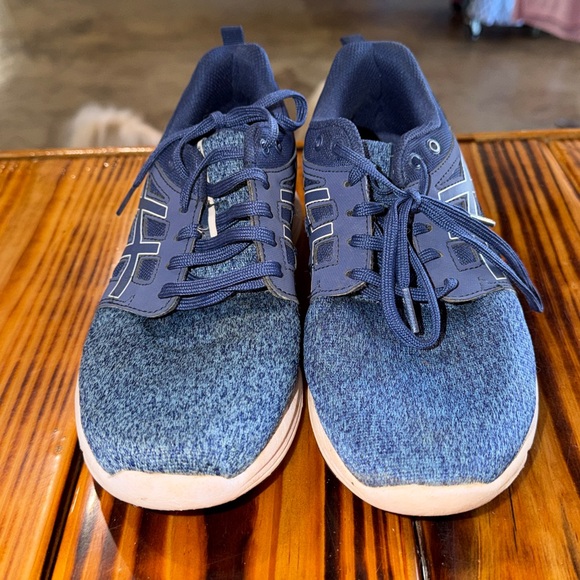 ASICS - Picture 2 of 7